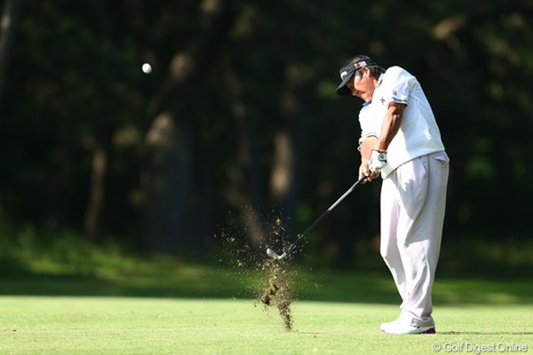 2013年 ダイヤモンドカップゴルフ 2日目 尾崎将司 力強いジャンボさんのアイアンショットです、残念ながら決勝ラウンドへ残ることができませんでした