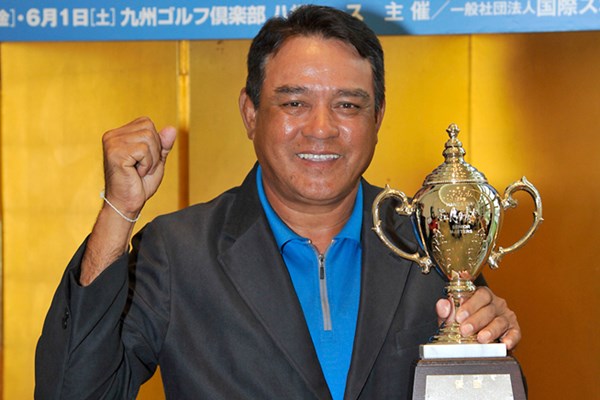 プレーオフを制し、日本シニアツアー初勝利を手にしたB.ルアンキット ※画像提供：日本プロゴルフ協会