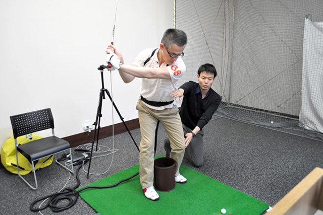 左足を踏ん張る感覚とは 手打ちではない積極的な腕の使い方 アメリカno 1ゴルフレッスン Gdo ゴルフレッスン 練習
