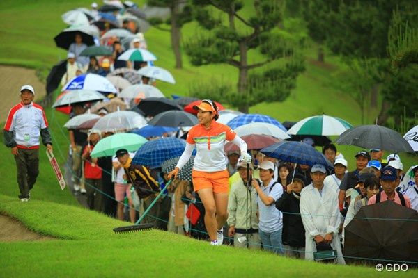 2013年 ヨネックスレディスゴルフトーナメント 2日目 森田理香子 雨の降る中、朝早いスタートでしたが、一番多くのギャラリーを引き連れてのラウンドでしたよ。1アンダー22位タイです。