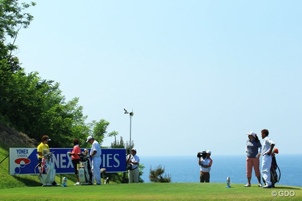 2013年 ヨネックスレディスゴルフトーナメント 2日目 14番ティ 「もう早くゴルフ終わらせて釣りに行こうよ！」とばかりに、最終組の「釣りっ娘」三人組が海を見つめます。