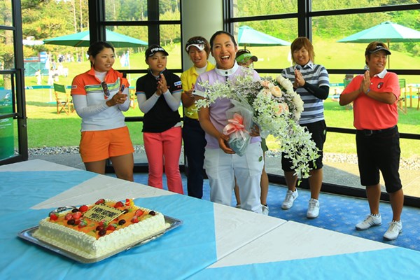 2013年 ヨネックスレディスゴルフトーナメント 2日目 若林舞衣子 明日は25歳のバースデー。仲間から祝福され、一日早い誕生日会でした。