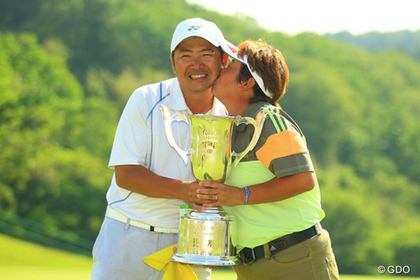 2013年 ヨネックスレディスゴルフトーナメント 最終日 表純子＆広樹夫妻 夫婦で掴んだ3勝目。この年になって、このラブラブぶりは、羨ましい！