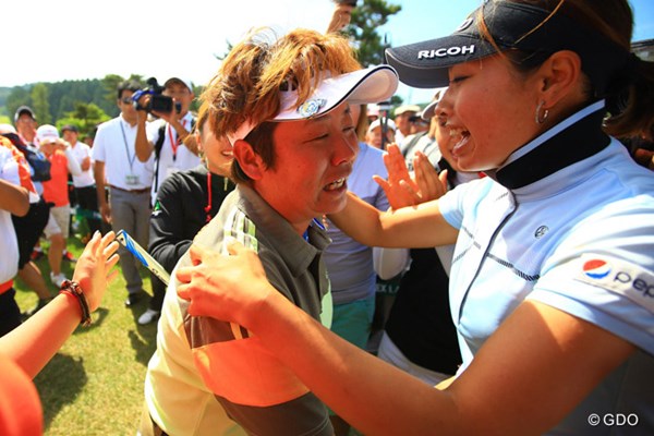 2013年 ヨネックスレディスゴルフトーナメント 最終日 表純子＆森田理香子 森田と抱き合い、2人で涙。