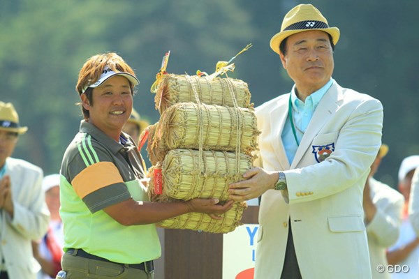 2013年 ヨネックスレディスゴルフトーナメント 最終日 表純子 新潟らしく、副賞はお米六俵！主婦の表さんには嬉しい副賞ですね。