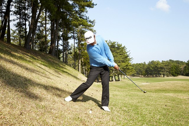 Lesson 17 左足下がりのアプローチ 中井学のフラれるゴルフ Gdo ゴルフレッスン 練習