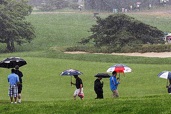 2013年 全米オープン 事前情報 雨に濡れるメリオンGC マイク・デービス氏（USGAエグゼクティブディレクター）「メリオンGCの水はけの良さは他のゴルフ場と遜色ない」。(Getty Images)