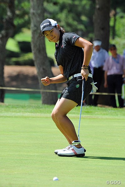 2013年 サントリーレディスオープンゴルフトーナメント 初日 成田美寿々 9番で首位に並ぶバーディを決めてガッツポ～ズ！3～7番までの5連続バーディで勝負ありでしたワ。