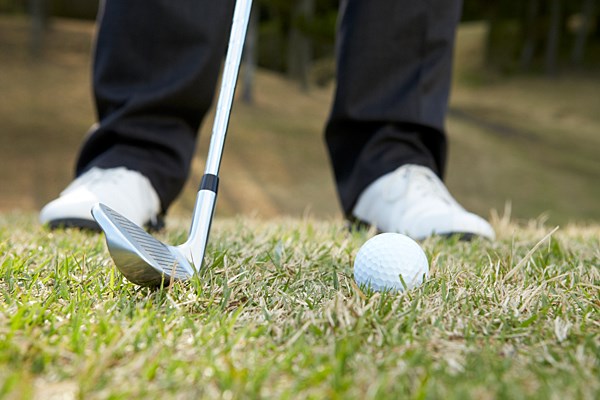 手前から入れてバンカーショットをする