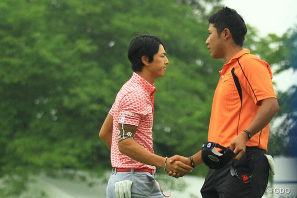 2013年 日本ゴルフツアー選手権 Shishido Hills 初日 松山英樹＆石川遼 ホールアウト後、互いに表情を緩めずに握手を交わした石川遼と松山英樹。