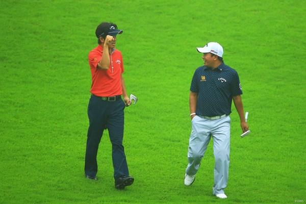 2013年 日本ゴルフツアー選手権 Shishido Hills 初日 深堀圭一郎、P.マークセン 楽しそうに会話する二人。何故か深堀さんは「コブラガッツポーズ」。会話の内容を知りたいです。