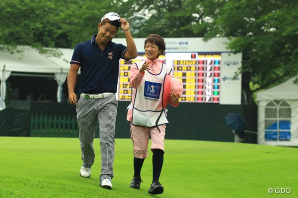 2013年 日本ゴルフツアー選手権 Shishido Hills 2日目 小平智 今週のハウスキャディさんは、何だかとぼけた感じな方なようですが、それが小平くんのリラックスに繋がっている雰囲気です。