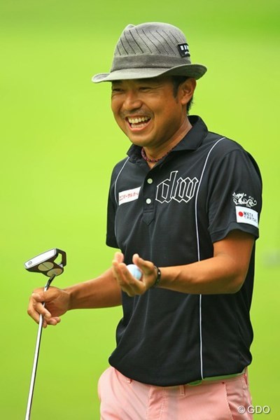 2013年 日本ゴルフツアー選手権 Shishido Hills 2日目 片山晋呉 2番Par5で長～いバーディパットを決めて、満面の笑顔です。