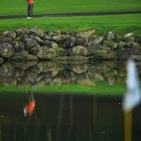 17番は非常に難しいホールです。池の手前にあるドロップゾーンから打つ選手は、一体何人にいるんだろう？池の中には何個のボールが沈んでいるんだろう？と、ふと思いました。 2013年 日本ゴルフツアー選手権 Shishido Hills 3日目 キム・ドフン