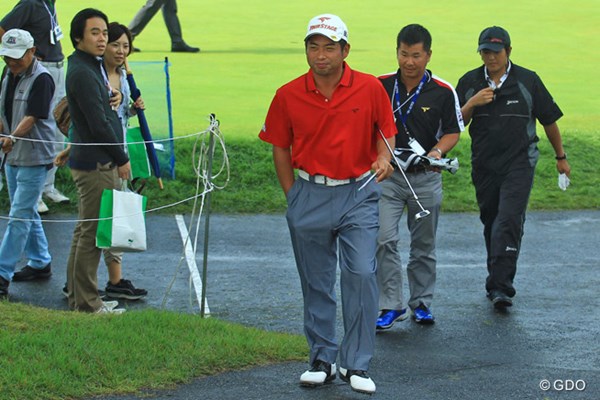 2013年 日本ゴルフツアー選手権 Shishido Hills 3日目 池田勇太 中断後にパターを1本小脇に抱え、キャディも従えずに18番グリーンに向かう池田勇太
