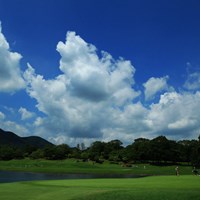 昨日までは毎日雨でしたが、今日は梅雨の晴れ間で、夏空が広がりました。 2013年 日本ゴルフツアー選手権 Shishido Hills 最終日 青空