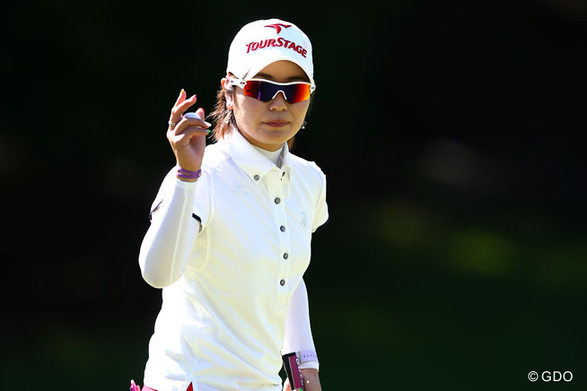 比嘉真美子がロケットスタート！8アンダー単独首位
