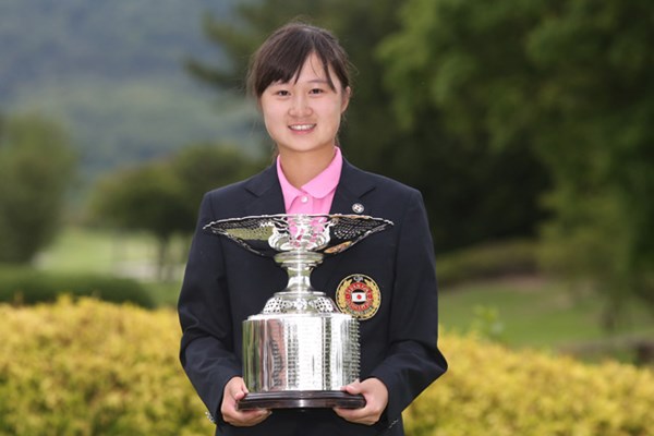 2013年 日本女子アマチュアゴルフ選手権競技 最終日 森田遙 昨年決勝で敗れた森田遙が嬉しい初タイトルを獲得（写真提供／JGA）
