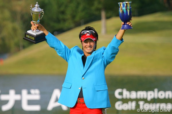 「今までゴルフをやってきて一番嬉しい」と、プロとして初めてツアー優勝を飾った石川遼
