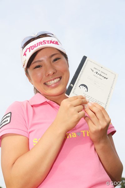 2013年 アース・モンダミンカップ 最終日 堀奈津佳 毎試合終了後ゴルフノートをつけていて、もう数十冊になるそうです。