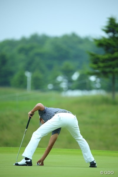 2013年 長嶋茂雄 INVITATIONAL セガサミーカップゴルフトーナメント 初日 ジェイ・チョイ なんかこのボールの取り方ムリがない？