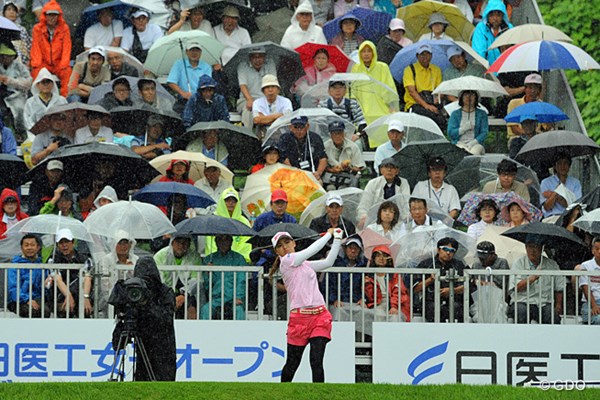 2013年 日医工女子オープンゴルフトーナメント 最終日 横峯さくら 土砂降りの中でティショットを放つサクラ。初日中断した時以上の雨やったから「これでスタートさせるの？」とビックリやってんけど…。