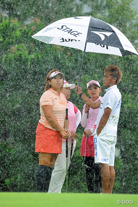再開直後の1番グリーン。またまた突然の豪雨でプレーどころではなくなりました・・・。それにしても、この雨量はいったい・・・。 2013年 日医工女子オープンゴルフトーナメント 最終日 1番グリーン