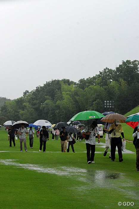 連日の雨と今日の豪雨でフェアウェイは「川」状態・・・。どこに打ってもカジュアルですワ・・・。 2013年 日医工女子オープンゴルフトーナメント 最終日 フェアウェイ