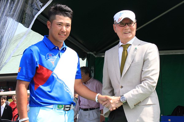2013年 長嶋茂雄 INVITATIONAL セガサミーカップゴルフトーナメント 最終日 松山英樹 ホールアウト後、松山英樹は18番グリーンサイドで長嶋茂雄大会名誉会長と握手を交わした。