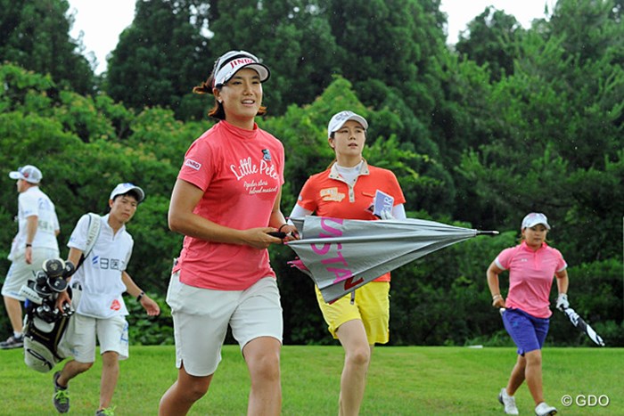 前の組と2ホールも空いてしまったんで、ミジョンがキム姐さんに「早くラウンドしないとヤバイでっせ～」と韓国語で叫んで猛ダ～シュ！ 2013年 日医工女子オープンゴルフトーナメント 最終日 最終組