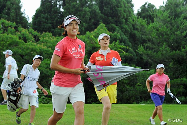 2013年 日医工女子オープンゴルフトーナメント 最終日 最終組 前の組と2ホールも空いてしまったんで、ミジョンがキム姐さんに「早くラウンドしないとヤバイでっせ～」と韓国語で叫んで猛ダ～シュ！