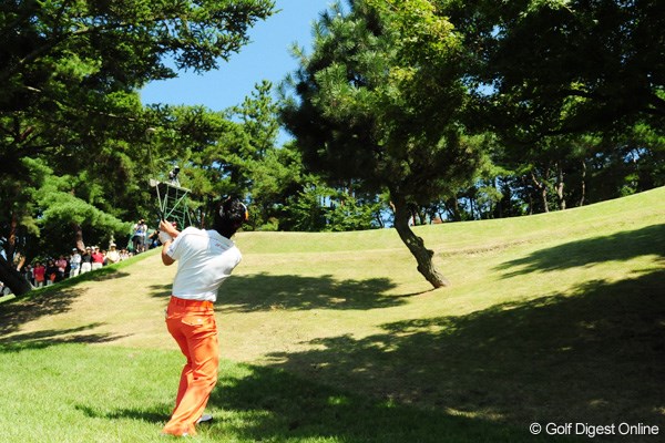 三好名物16番パー3で崖下からロブショットを打つ石川遼