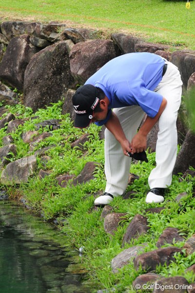 18番、池に捕まったボールを見つめる池田勇太