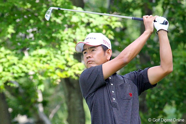 強風が吹き荒れる中、後半にスコアを伸ばし首位タイに浮上した藤田寛之