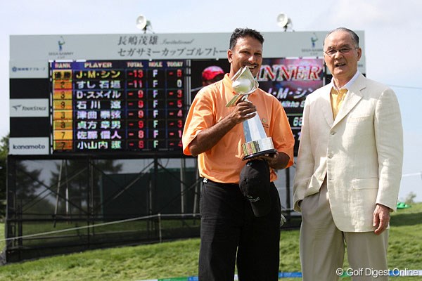 ジーブ・ミルカ・シン＆長嶋茂雄氏 逆転勝利を飾ったJ.M.シン。長嶋茂雄からカップが授与された