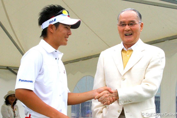 石川遼 ホールアウト後、大会名誉会長の長嶋茂雄氏と握手を交わす石川遼