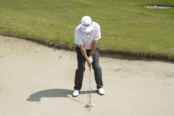 クラブヘッドを両足の真ん中に落とす