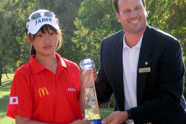 女子11～12歳の部を制した手束雅。鮮やかな逆転で世界一の称号を獲得した ※画像提供：国際ジュニアゴルフ育成協会