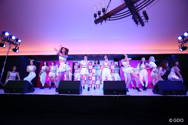 2013年 サマンサタバサ ガールズコレクション・レディーストーナメント 初日 ライブ E-girlsのライブが行われ、集まったファンを大いに盛り上げた