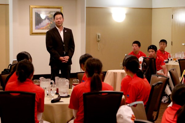 日本代表選手団を率いるプロコーチの井上透氏。ジュニアや選手家族からの信望も厚い ※画像提供：国際ジュニアゴルフ育成協会