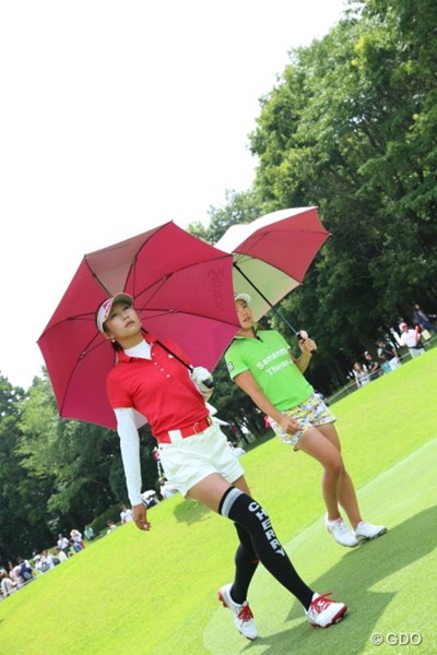 2013年 サマンサタバサ ガールズコレクション・レディーストーナメント 最終日 金田久美子 主役はあたしよ。堀ちゃんの顔は傘で隠してやるわ。