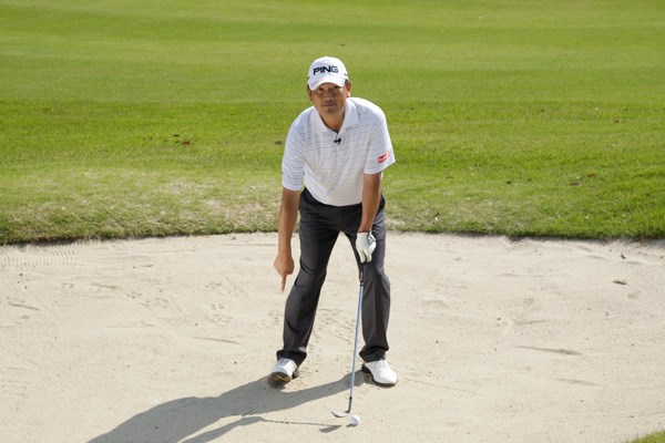 右足つま先を上げたまま振る