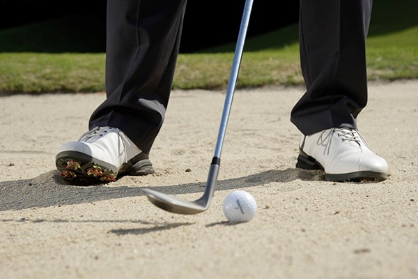 体の右サイドが突っ込まないようにする