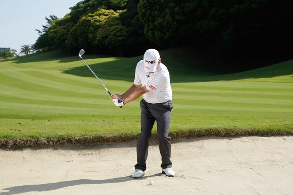 手首の角度をキープしたトップで十分