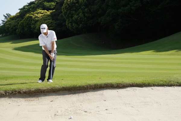 バウンスを地面に当てる素振りが効果的