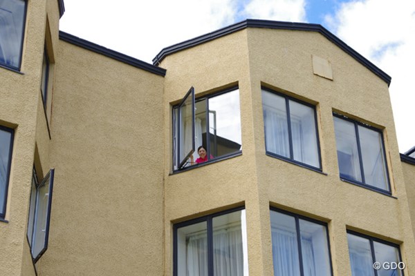 2013年 全英リコー女子オープン 事前 宮里美香 セントアンドリュースホテルの窓からVサインの宮里美香
