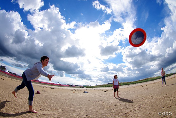 コース沿いにあるビーチで遊ぶ家族。天候がよければ暖かい 2013年 全英リコー女子オープン 事前 ビーチ