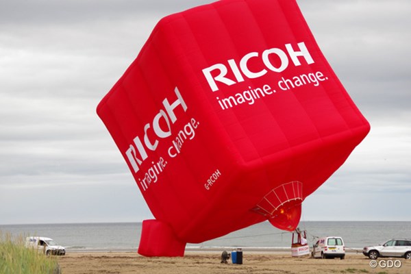 2013年 全英リコー女子オープン 初日 気球 初日から隣接するビーチに大きな気球が揚げられた