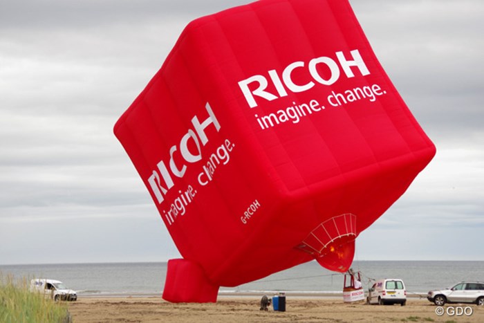 初日から隣接するビーチに大きな気球が揚げられた 2013年 全英リコー女子オープン 初日 気球