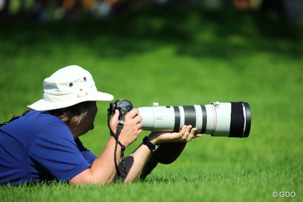 2013年 WGCブリヂストンインビテーショナル 初日 外国人カメラマン 手持ちでいっちゃうのね。さすが。